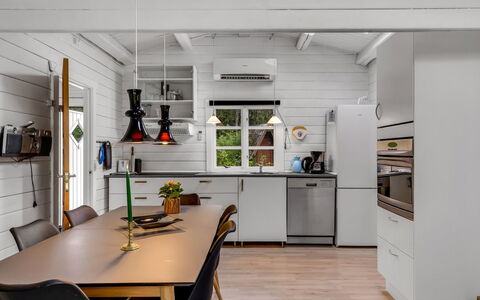 Jalina - 30Km from the Sea: Flooring, Keuken, Meubilair, Hout, Houten Vloer, Interieur Ontwerp, Verdieping, Plafond, Major Appliance, Toestel Van De Keuken