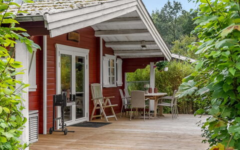 Jalina - 30Km from the Sea: Hout, Huis, Verblijf, Huis, Dak, Struik, Deur, Veranda, Siding, Land Lot