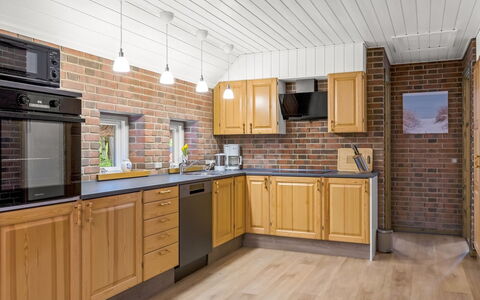 Ullamaj - 700M from the Sea: Flooring, Hout, Keuken, Interieur Ontwerp, Meubilair, Countertop, Cabinetry, Plafond, Verdieping, Kast