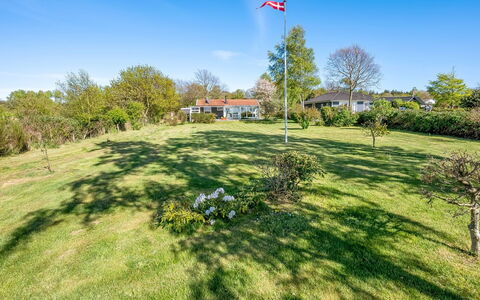 Niels - 1.3Km from the Sea: Lucht, Blauw, Dag, Landschap, Plain, Land Lot, Gazon, Tuin, Landscaping, Weide