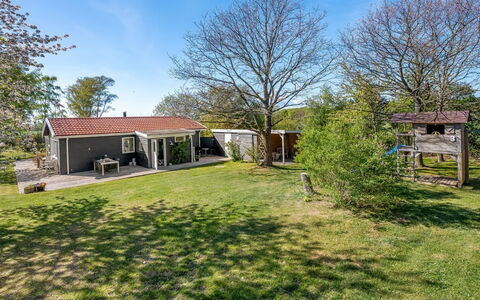 Niels - 1.3Km from the Sea: Gras, Huis, Huis, Struik, Woongebied, Verblijf, Dak, Land Lot, Tuin, Gazon