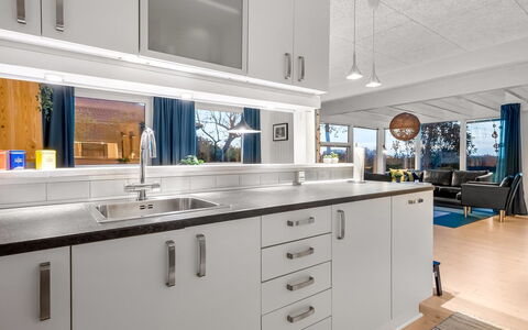 Niels - 1.3Km from the Sea: Keuken, Countertop, Interieur Ontwerp, Toestel Van De Keuken, Flooring, Cabinetry, Wastafel, Plafond, Major Appliance, Loodgieterswerkinrichting