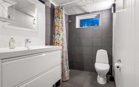 Niels - 1.3Km from the Sea: Flooring, Loodgieterswerkinrichting, Verdieping, Interieur Ontwerp, Wastafel, Loodgieter, Badkamerkast, Toilet, Tegel, Badkamer