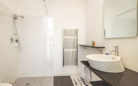 Lake & Pool: Interieur Ontwerp, Flooring, Verdieping, Loodgieterswerkinrichting, Badkamer, Plafond, Kraan, Kamer, Loodgieter, Verlichting