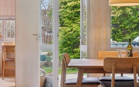 Niela - 700M from the Sea: Meubilair, Flooring, Interieur Ontwerp, Verdieping, Hout, Tafel, Stoel, Eetkamer, Keuken En Eettafel, Houten Vloer