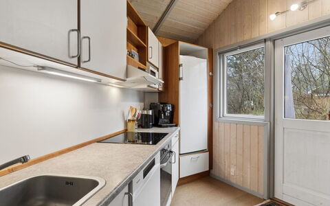 Niela - 700M from the Sea: Hout, Keuken, Huis, Plafond, Countertop, Major Appliance, Beits, Gootsteen, Wastafel, Kraan