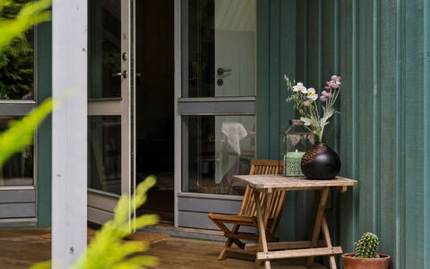 Niela - 700M from the Sea: Meubilair, Buitenmeubels, Tableware, Tafel, Drinkware, Stoel, Buitentafel, Voedsel, Fles