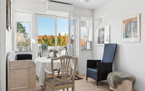 Arnke - 300M from the Sea: Meubilair, Buitenmeubels, Tableware, Tafel, Drinkware, Stoel, Buitentafel, Voedsel, Fles