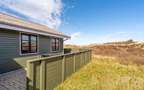 Eida - 400M from the Sea: Meubilair, Interieur Ontwerp, Hout, Plafond, Flooring, Verdieping, Houten Vloer, Keuken En Eettafel, Tafel, Lichte Inrichting