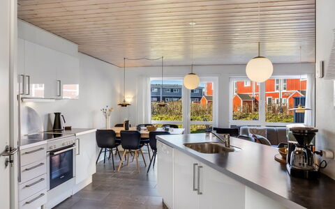 Annakarin - 1.2Km from the Sea: Interieur Ontwerp, Countertop, Keuken, Plafond, Hout, Lichte Inrichting, Flooring, Meubilair, Verlichting, Toestel Van De Keuken