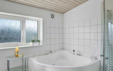 Annakarin - 1.2Km from the Sea: Loodgieterswerkinrichting, Interieur Ontwerp, Badkamer, Bad, Flooring, Plafond, Verdieping, Kraan, Loodgieter, Kamer