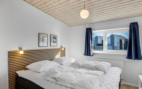 Annakarin - 1.2Km from the Sea: Hout, Huis, Plafond, Slaapkamer, Bed, Daylighting, Bed Frame, Hardwood, Bedding, Freezing