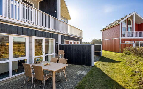 Annakarin - 1.2Km from the Sea: Architectuur, Huis, Woongebied, Landgoed, Siding, Veranda, Verblijf, Gazon, Werf, Balkon