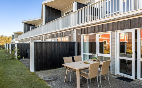 Annakarin - 1.2Km from the Sea: Architectuur, Appartement, Balkon, Schaduw, Hardwood, Daylighting, Siding, Binnenplaats, Plank, Veranda