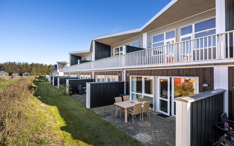Annakarin - 1.2Km from the Sea: Architectuur, Huis, Landgoed, Balkon, Schaduw, Ontwerp, Veranda, Herenhuis, Villa, Siding
