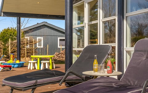 Nanook - 750M to the Fjord: Meubilair, Hout, Interieur Ontwerp, Flooring, Verdieping, Stoel, Kamer, Plafond, Woonkamer, Appartement