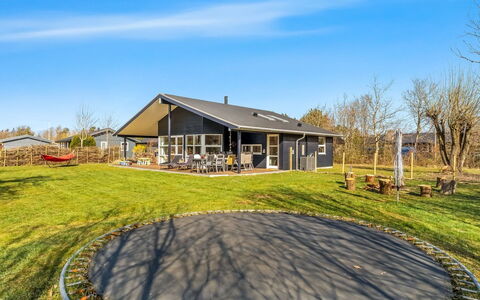 Nanook - 750M to the Fjord: Meubilair, Hout, Interieur Ontwerp, Flooring, Verdieping, Stoel, Kamer, Plafond, Woonkamer, Appartement