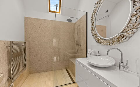 Apartment Noa Opatjia: Loodgieterswerkinrichting, Muur, Flooring, Badkamer, Verdieping, Wastafel, Interieur Ontwerp, Spiegel, Wastafel In De Badkamer, Kraan