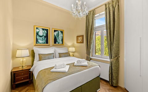 Apartment Noa Opatjia: Slaapkamer, Bed, Bedding, Hoofdkussen, Lamp, Linens, Suite, Hotel, Bed Frame