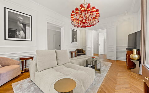 Apartment Nia Opatjia: Meubilair, Interieur Ontwerp, Verdieping, Flooring, Muur, Hout, Plafond, Woonkamer, Houten Vloer, Kamer