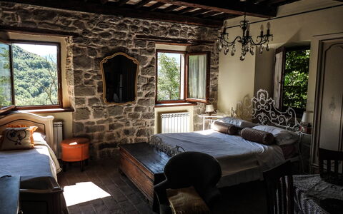 Agriturismo Arcera: Muur, Slaapkamer, Meubilair, Bed, Bedding, Kamer, Laken, Bed Frame, Plafond, Hardwood