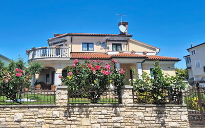 Umag 140: Gebouw, Woongebied, Huis, Facade, Buurt, Huis,  Dorf\, Dak, Menselijke Nederzetting, Balkon