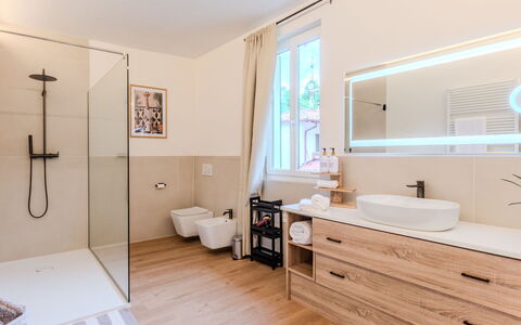 Terrazza Segreta Around Como Lake: Interieur Ontwerp, Flooring, Verdieping, Meubilair, Loodgieterswerkinrichting, Hout, Badkamerkast, Badkamer, Cabinetry, Kamer