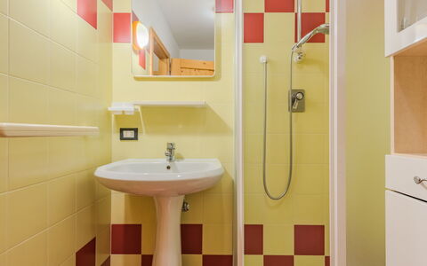 Malè 100: Badkamer, Loodgieterswerkinrichting, Flooring, Wastafel In De Badkamer, Interieur Ontwerp, Verdieping, Wastafel, Loodgieter, Kraan, Tegel