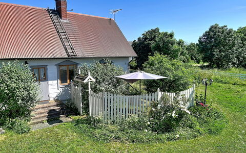 Melösa: Gebouw, Huis, Struik, Verblijf, Dak, Tuin, Woongebied, Huis, Hek