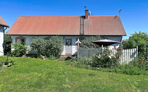 Melösa: Gebouw, Gras, Huis, Venster, Dak, Struik, Verblijf, Woongebied, Huis