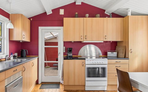 Swea - 2.5Km from the Sea: Hout, Flooring, Meubilair, Interieur Ontwerp, Verdieping, Keuken, Plafond, Major Appliance, Cabinetry, Kamer
