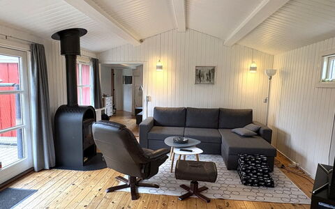 Swea - 2.5Km from the Sea: Hout, Flooring, Verdieping, Interieur Ontwerp, Meubilair, Plafond, Woonkamer, Bankstel, Huis, Kamer