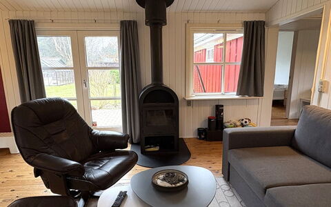 Swea - 2.5Km from the Sea: Flooring, Meubilair, Hout, Interieur Ontwerp, Verdieping, Woonkamer, Kamer, Bankstel, Verlichting, Huis