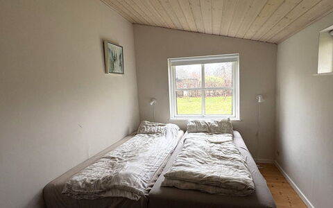 Swea - 2.5Km from the Sea: Hout, Slaapkamer, Bed, Verdieping, Laken, Bedding, Plafond, Bed Frame, Linens, Daylighting