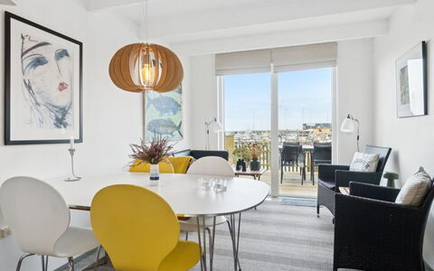 Pejo - 10M from the Sea: Meubilair, Interieur Ontwerp, Flooring, Verdieping, Eetkamer, Tafel, Stoel, Keuken En Eettafel, Plafond, Kamer