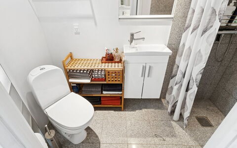 Pejo - 10M from the Sea: Wc Bril, Toilet, Loodgieterswerkinrichting, Badkamer, Flooring, Verdieping, Interieur Ontwerp, Wastafel, Loodgieter, Wastafel In De Badkamer