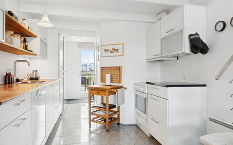 Pejo - 10M from the Sea: Keuken, Flooring, Countertop, Cabinetry, Toestel Van De Keuken, Meubilair, Hout, Verdieping, Major Appliance, Interieur Ontwerp