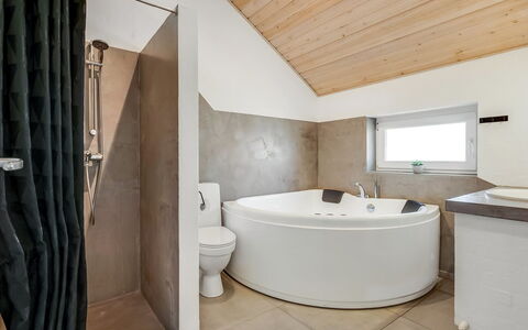 Antoinetta - 350M from the Sea: Loodgieterswerkinrichting, Flooring, Interieur Ontwerp, Plafond, Badkamer, Verdieping, Bad, Verlichting, Loodgieter, Kamer