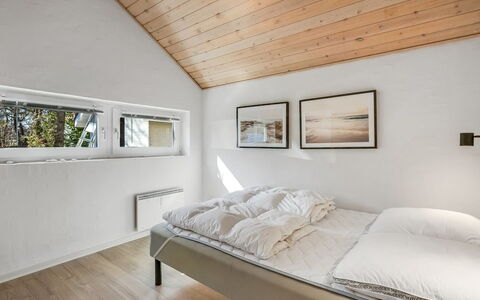 Antoinetta - 350M from the Sea: Hout, Plafond, Slaapkamer, Interieur Ontwerp, Bed, Huis, Bedding, Laken, Kamer, Zolder