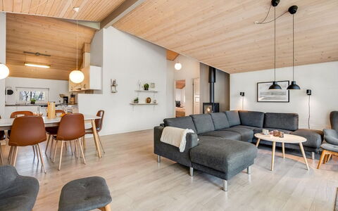 Antoinetta - 350M from the Sea: Hout, Interieur Ontwerp, Plafond, Woonkamer, Flooring, Lichte Inrichting, Meubilair, Huis, Bankstel, Verdieping