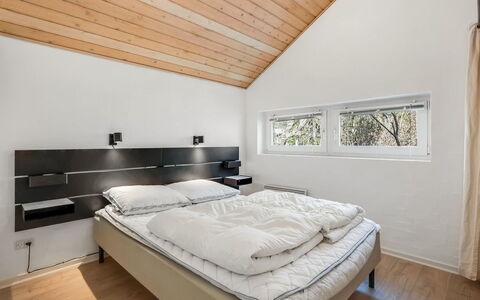 Antoinetta - 350M from the Sea: Slaapkamer, Bed, Interieur Ontwerp, Plafond, Bedding, Bed Frame, Laken, Huis, Kamer, Appartement