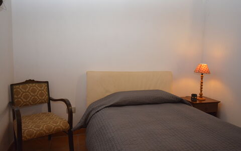 Ranch Salomonello: Bed, Meubilair, Bedding, Slaapkamer, Laken, Muur, Verdieping, Linens, Interieur Ontwerp, Hout