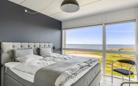 Nadua - 25M from the Sea: Bed, Slaapkamer, Meubilair, Laken, Flooring, Bedding, Verdieping, Interieur Ontwerp, Bed Frame, Plafond
