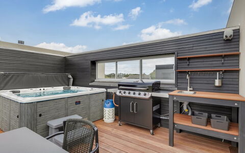 Nadua - 25M from the Sea: Hout, Flooring, Verdieping, Meubilair, Houten Vloer, Samengesteld Materiaal, Hardwood, Keuken, Beits, Dek