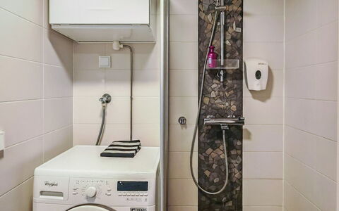 Parashimos B: Wasmachine, Badkamer, Loodgieterswerkinrichting, Interieur Ontwerp, Flooring, Verdieping, Wasdroger, Wasruimte, Toilet, Major Appliance