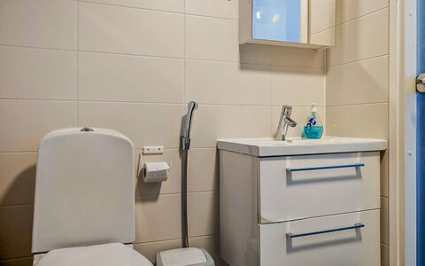Parashimos B: Wc Bril, Badkamer, Loodgieterswerkinrichting, Wastafel In De Badkamer, Toilet, Wastafel, Flooring, Badkamerkast, Interieur Ontwerp, Verdieping