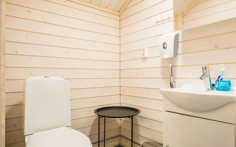 Parashimos B: Hout, Flooring, Verdieping, Interieur Ontwerp, Loodgieterswerkinrichting, Kamer, Toilet, Plafond, Badkamer, Beits