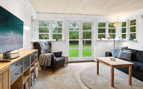 Niela - 400M from the Sea: Meubilair, Interieur Ontwerp, Flooring, Verdieping, Bankstel, Hout, Plafond, Woonkamer, Kamer, Verlichting
