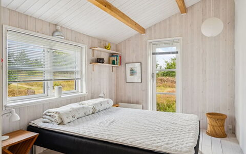 Sorja - 170M from the Sea: Hout, Slaapkamer, Interieur Ontwerp, Plafond, Verdieping, Huis, Bed, Flooring, Meubilair, Laken