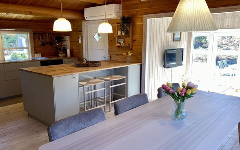 Sorja - 170M from the Sea: Meubilair, Flooring, Interieur Ontwerp, Hout, Verdieping, Countertop, Keuken, Lichte Inrichting, Plafond, Keuken En Eettafel